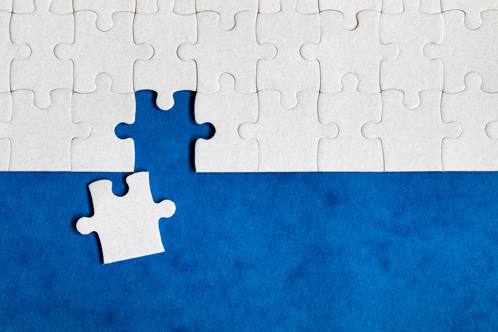 Nahaufnahme des Puzzles isoliert. Fehlendes Puzzleteil, Geschäftskonzept für die Fertigstellung des Puzzleteil. Puzzletruppe und ein Puzzleteil. Teamwork-Konzept. Denken Sie Differenz-Konzept.