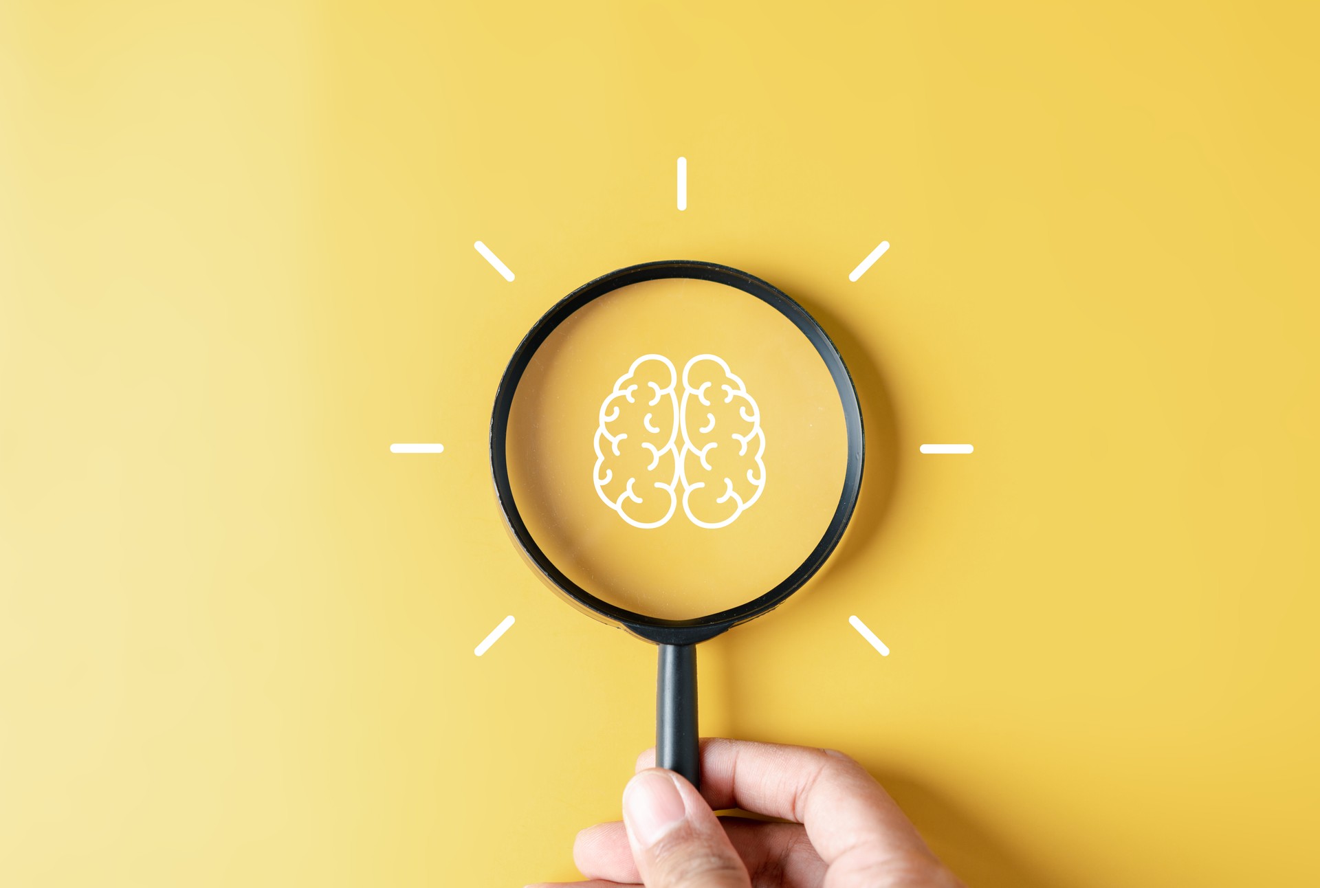 Lupe mit Brainstorming im Inneren zu intelligentem, ideellem, kreativem, denkendem;, Bildung, Innovation intelligentem Intelligenzkonzept.
